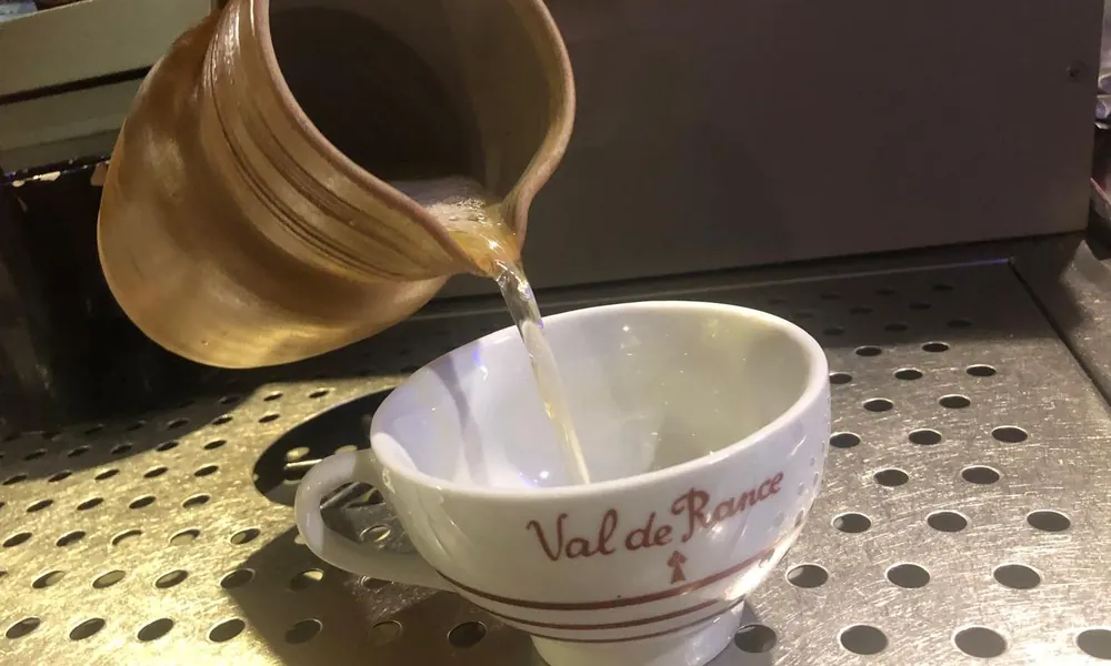 Cidre versé dans une bolée Val de Rance