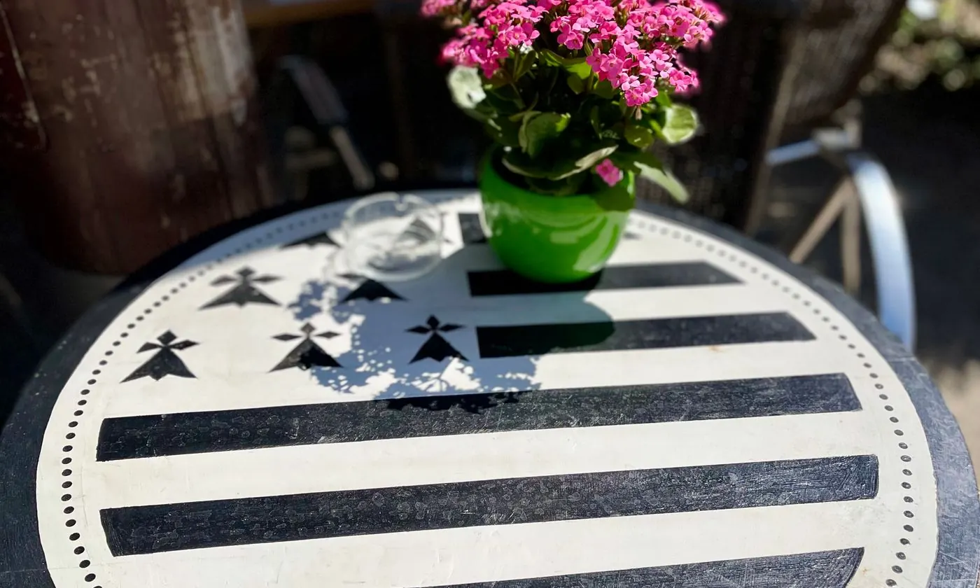 Table de terrasse peinte aux couleurs du drapeau breton